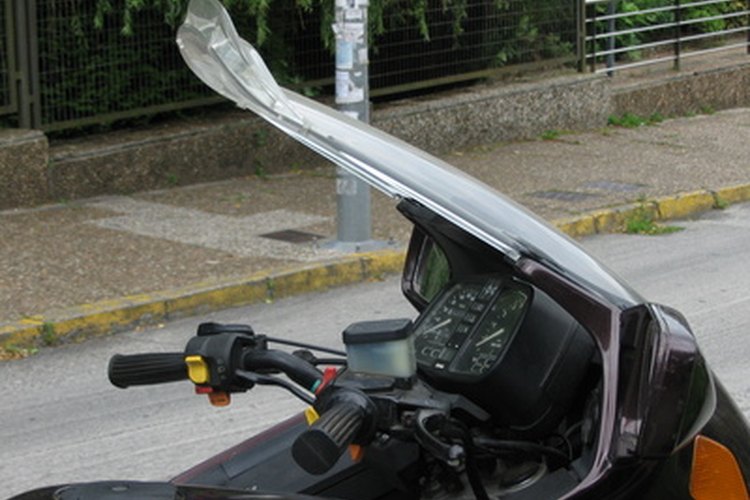 Equipado con un sistema de arranque eléctrico y un lubricador de cárter húmedo, el TT-R250 también contó con un carburador Y30P Teikei y bujías NGK CR9E.