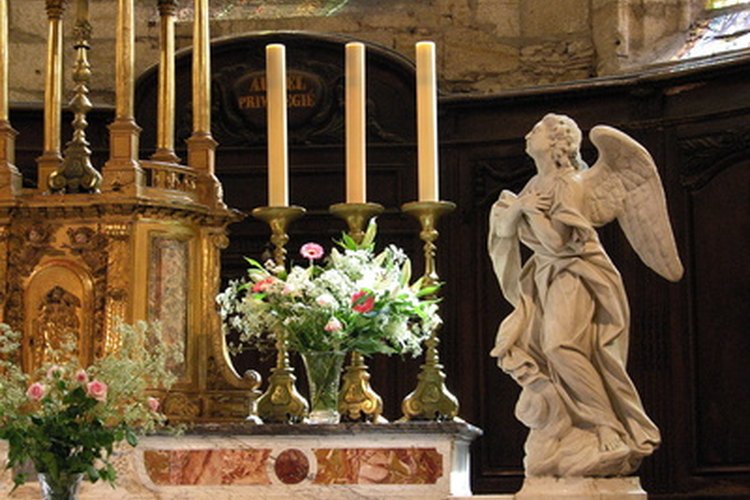 Es el deber del monaguillo ayudar al sacerdote en la preparación de las misas.