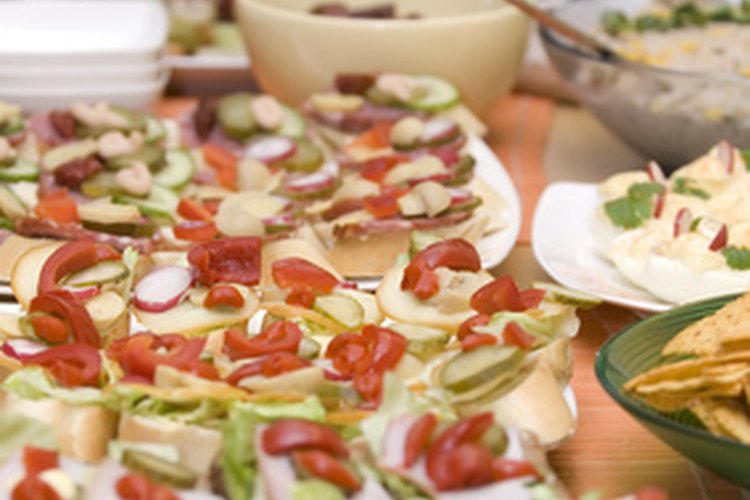 Un buen organizador de eventos siempre está preparado. Esto puede ser tan simple como calcular cubiertos extra por si aparecen más invitados por sorpresa.