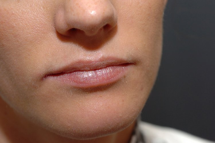 El humectante labial protege los labios.