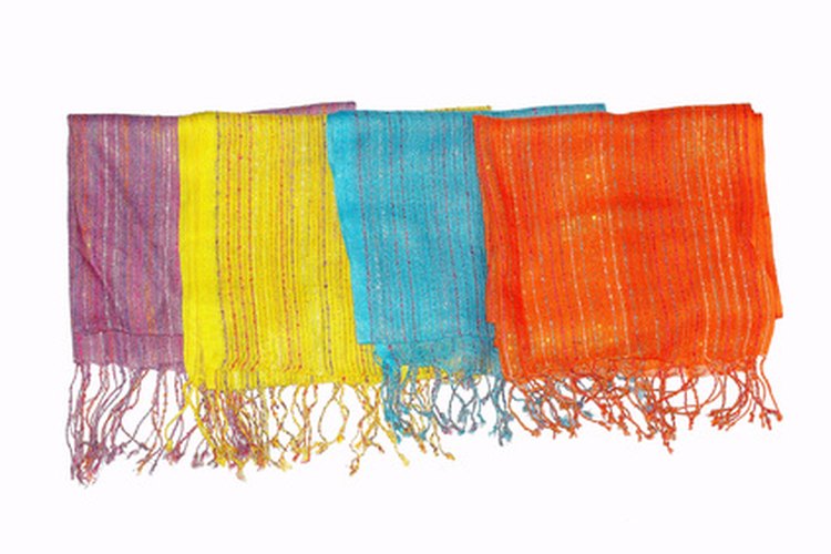 Añade una colorida bufanda, un chal o un broche para proporcionar un aire festivo.