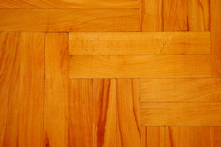Las pinturas de poliuretano pueden usarse para crear una capa protectora sobre pisos de madera.