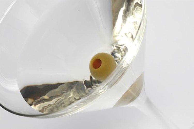 Es esencial saber cómo mezclar algunos cócteles básicos, incluyendo el Martini.