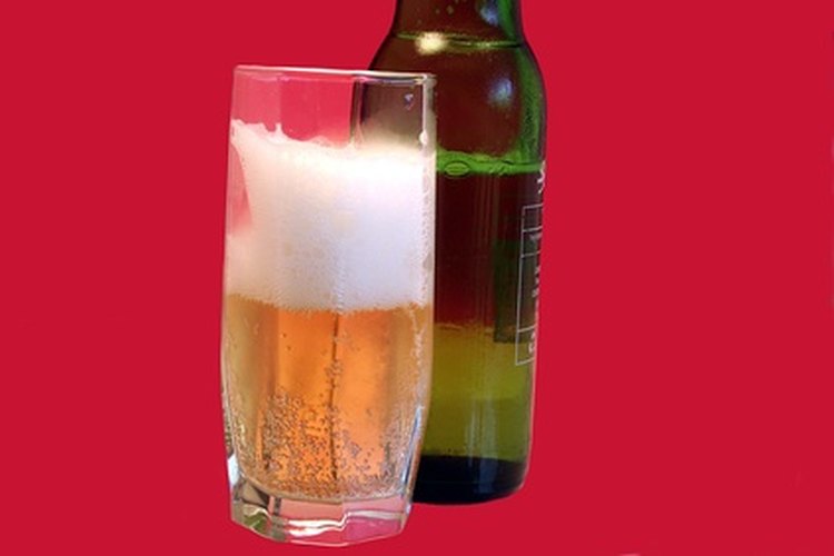 Una dieta baja en carbohidratos no tiene que significar no beber cerveza. Lee las etiquetas para ver los carbohidratos y calorías.