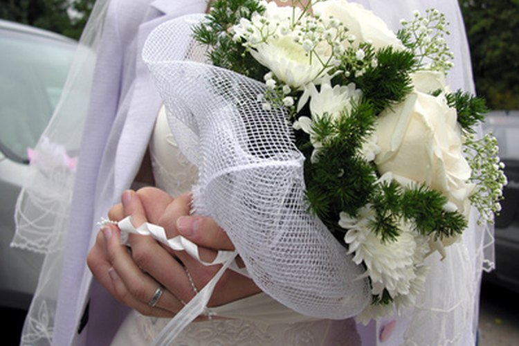Los claveles blancos están incluidos en este buqué de novia.