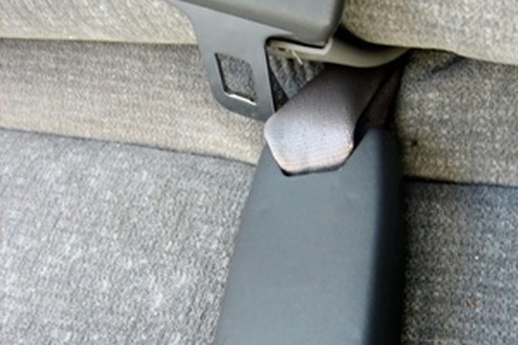 Limpia los cinturones de tu auto con agua y jabón.