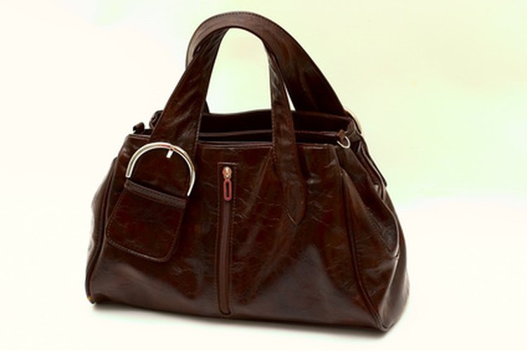 Haz tus propias asas de cuero para tu cartera con retazos.