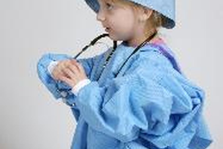 Deja que tu hijo juegue a disfrazarse para ayudarlo a desarrollar la curiosidad y un interés en aprender.
