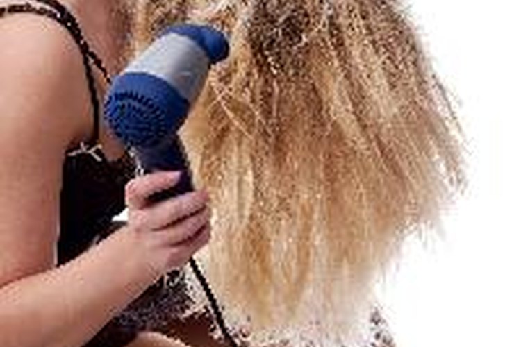 Seca tu cabello usando un difusor.