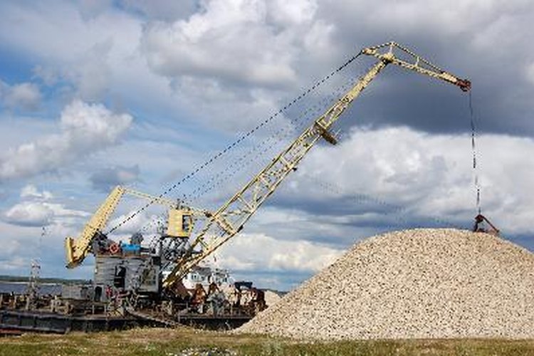 La herramienta más importante para la excavación de un pozo profundo es una plataforma de perforar de gran tamaño.