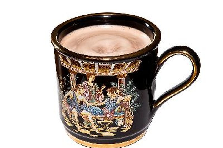 Disfruta de un momento para tomarte una taza de chocolate caliente.