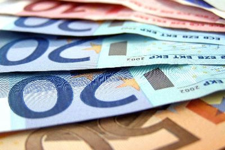 Los cajeros de banco manejan elevadas sumas de dinero.