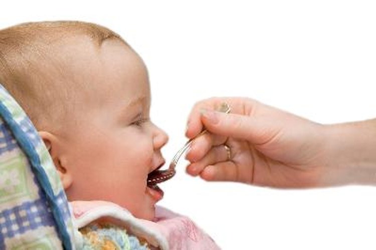 Los bebés no debe ser alimentados con comidas sólidas hace que ya estén desarrollados para comerlas.