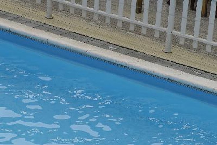 Utiliza remedios sencillos para eliminar la espuma en tu piscina.