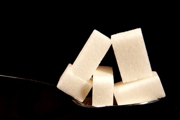 La sacarosa, o azúcar de mesa, es una combinación de dos azúcares simples: la glucosa y la fructosa.