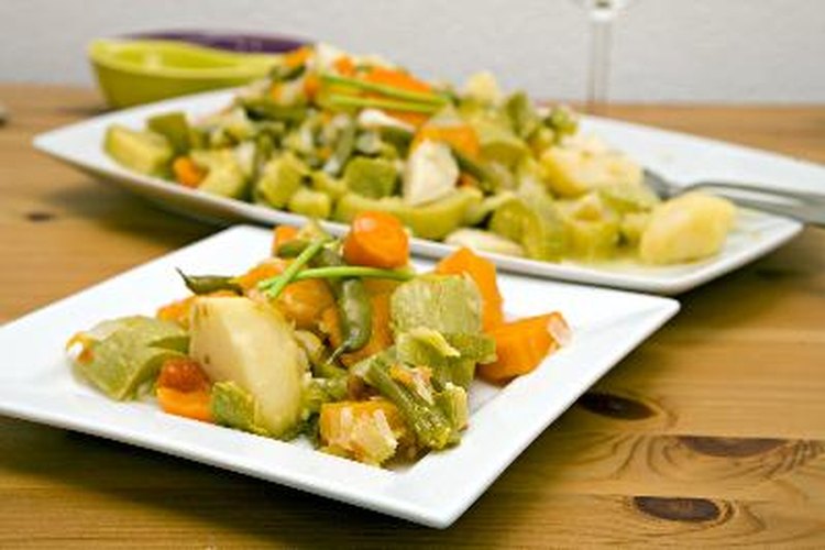 Hay muchos platos que puedes preparar con hojas, raíces, tallos, brotes y flores.