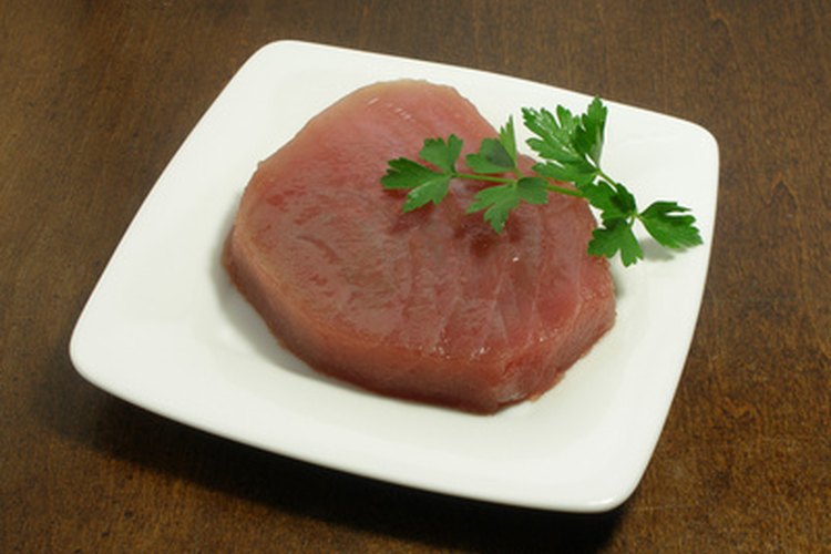 Un filete de atún listo para asar.