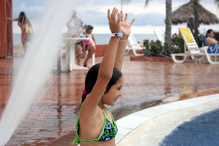 Prevén los peligros en la piscina con una supervisión cuidadosa.
