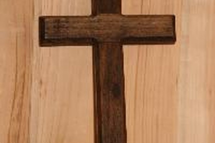 Haz una cruz de madera.