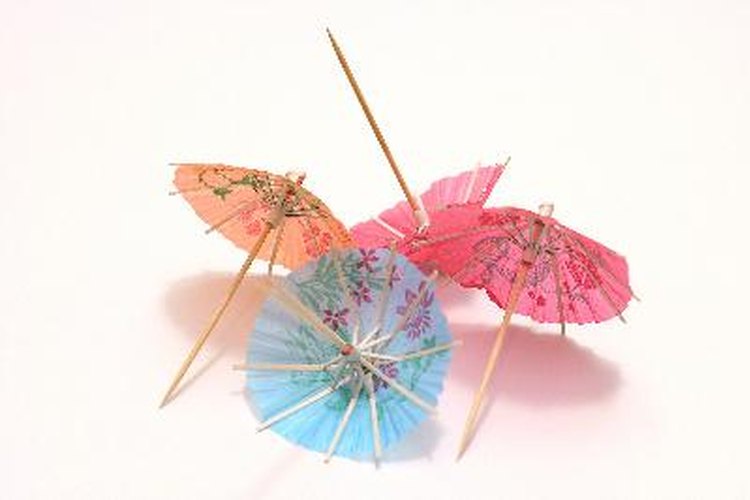 Las sombrillas miniatura utilizadas en las bebidas tropicales las encuentras en las tiendas de decoración para fiestas.