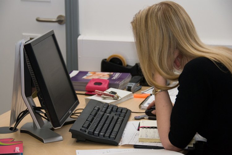 Pregunta si hay puestos disponibles para secretarias.