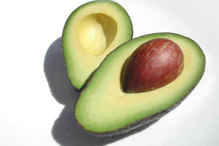 Garnier Nutrisse contiene aceite de aguacate, que ofrece nutrientes esenciales para el cabello.