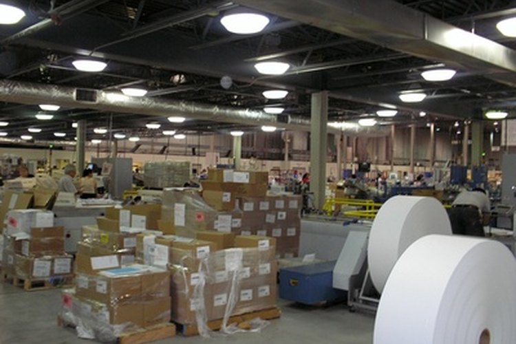 Los empleados de almacén mueven los materiales a través de la tienda o compañía.
