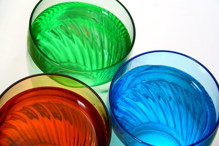 Un clavel cortado tomará el agua coloreada a través de su tallo para teñir la flor.