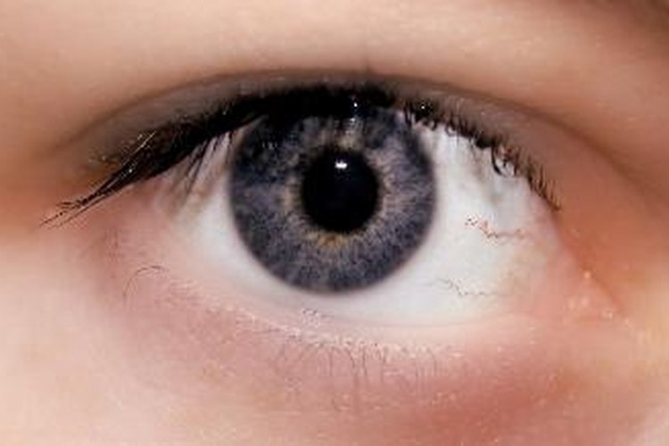 El estudiante debe establecer si el color del ojo influye en la forma en que las personas ven en condiciones de poca luz.