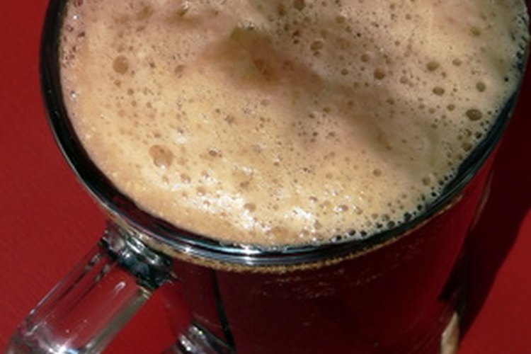 La cerveza de raíz es oscura y burbujeante con una tapa espumosa.
