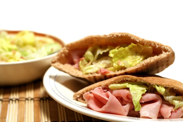Prueba este pan de pita sabroso con hummus y vegetales.