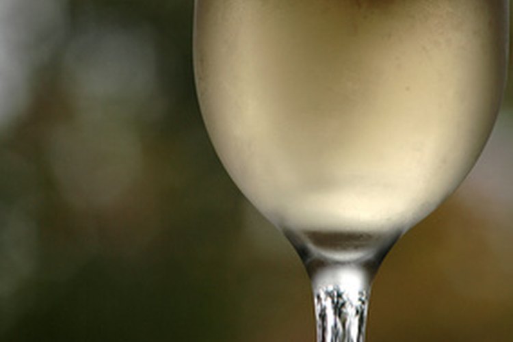 Puedes identificar el diseño da las copas de cristal de Baccarat.