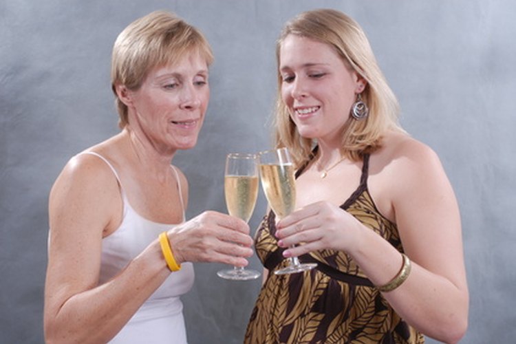 Compartir un brindis para honrar al graduado hace normalmente sonreír a todos.