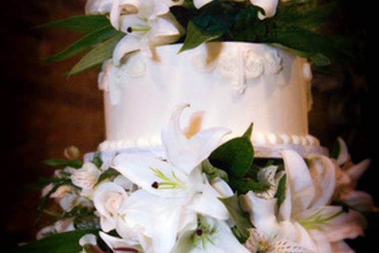 Las tortas de boda se pueden caracterizar por las flores frescas como decoración.