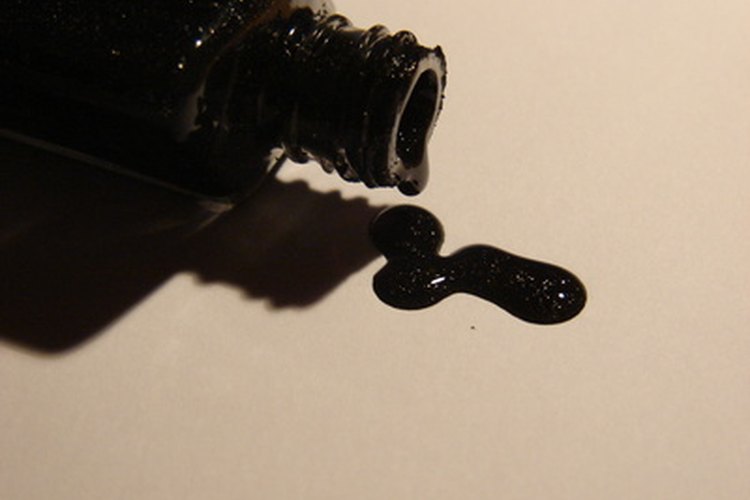 Un top coat mantendrá la apariencia brillante de los colores oscuros (como el negro) durante más tiempo.