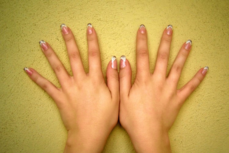 Agrega algunos detalles especiales a tu manicura.