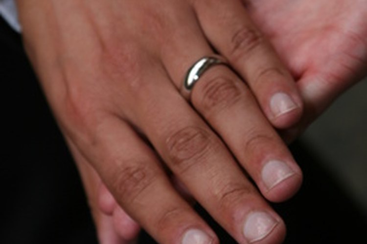 Las uñas sanas y atractivas mejoran la apariencia de un hombre.