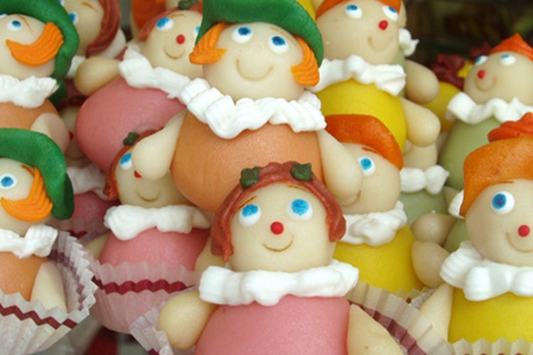 Elabora platillos divertidos y creativos para servir en una fiesta en casa.