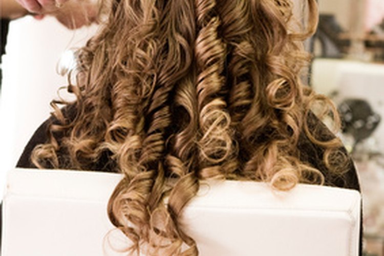 El cabello rizado cae en largos bucles o rizos apretados.