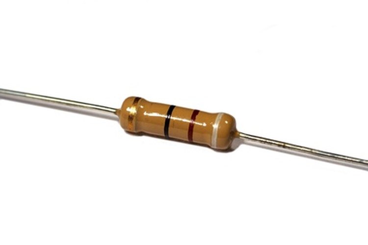 Un resistor con una banda dorada de 5% de resistencia.