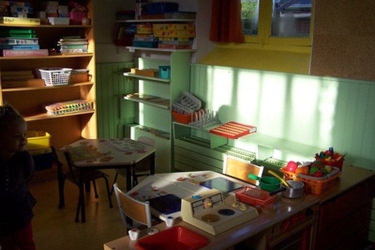Las actividades Montessori requieren el colocar los materiales en estantes para que los niños puedan tomarlos.