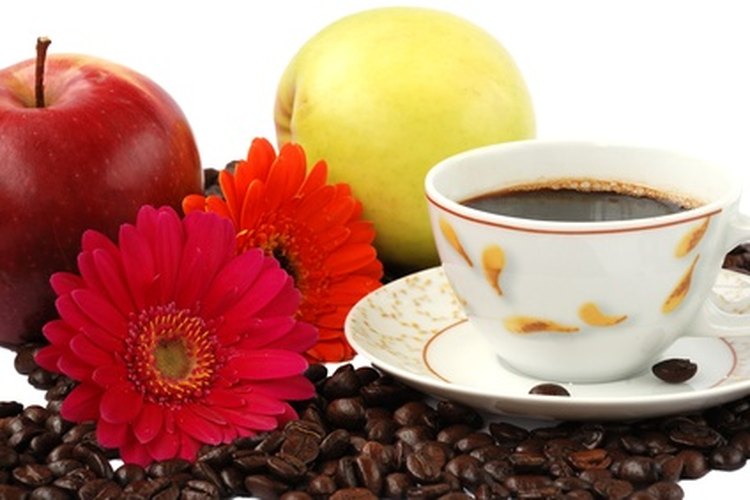 Café, fruta, flores y una taza de té, todos pueden ser elementos en una canasta de desayuno para regalo.