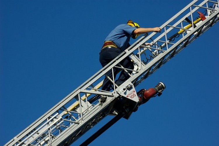 Los bomberos sufren lesiones a causa de caídas con frecuencia.