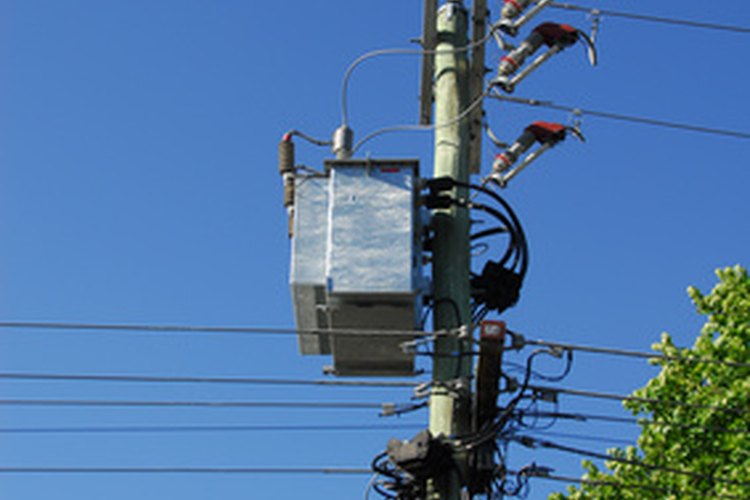 Los cables eléctricos y de comunicación están dispuestos en un poste eléctrico en las zonas jerárquicas.