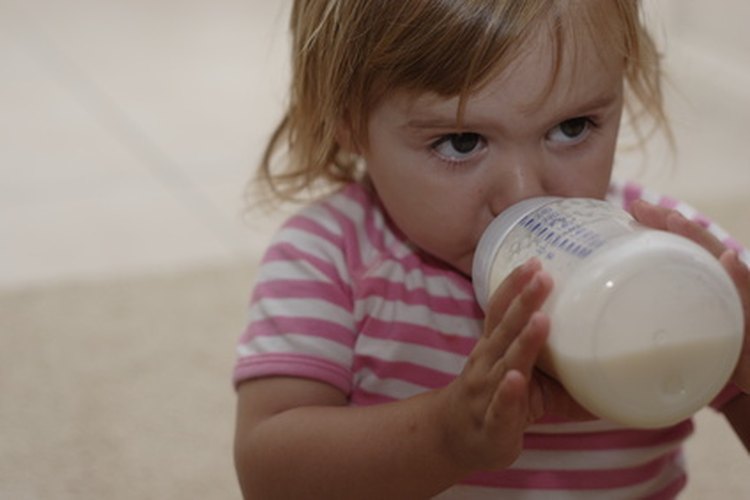 Los niños pequeños usualmente están listos para consumir leche de vaca después de su primer cumpleaños.