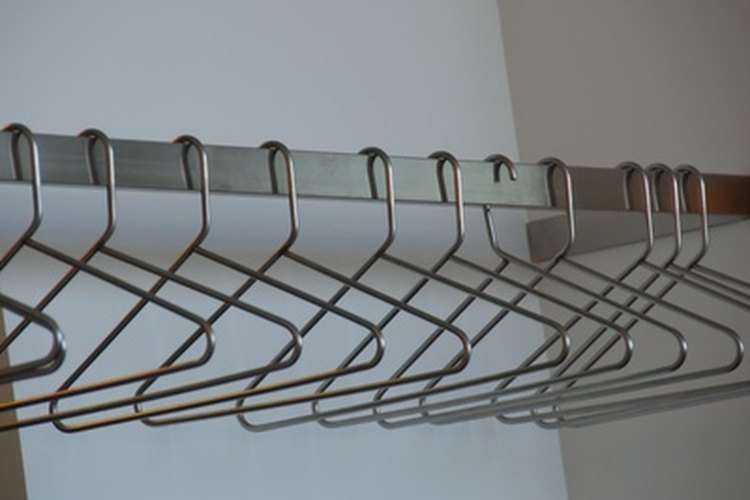La altura estándar de las barras de armarios es a 66 pulgadas (167,64 cm) del piso.