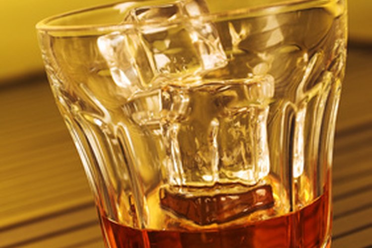 Cualquier persona que fabrica, distribuye o vende alcohol en el estado de Texas debe tener las licencias y permisos necesarios de la TABC.