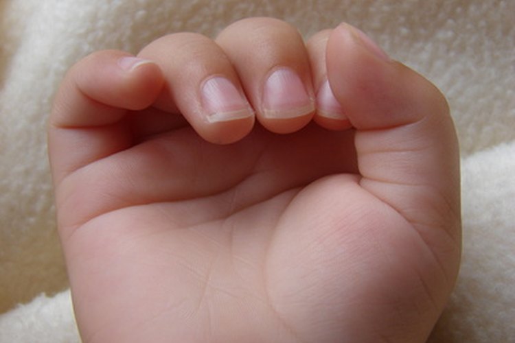 Mantener humectadas las uñas puede ayudar a evitar que se vuelvan quebradizas.