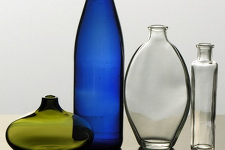 Las botellas de vidrio de cualquier forma son buenas para hacer floreros.