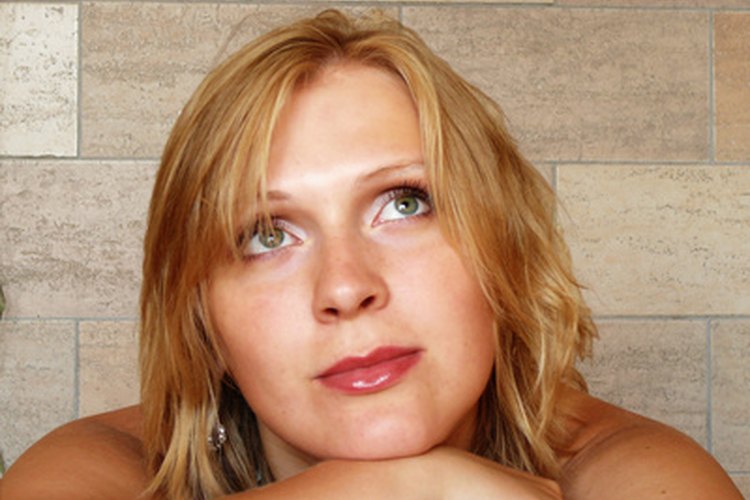 Reduce los tonos broncíneos en tu cabello.